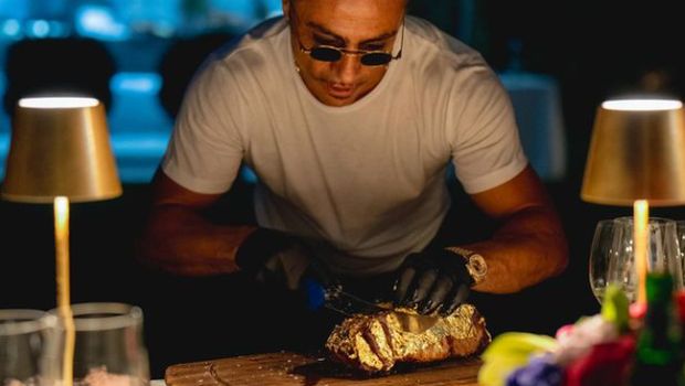 Salt Bae Dikritik Usai Jadi Chef di Pesta BBQ Penyanyi Legendaris