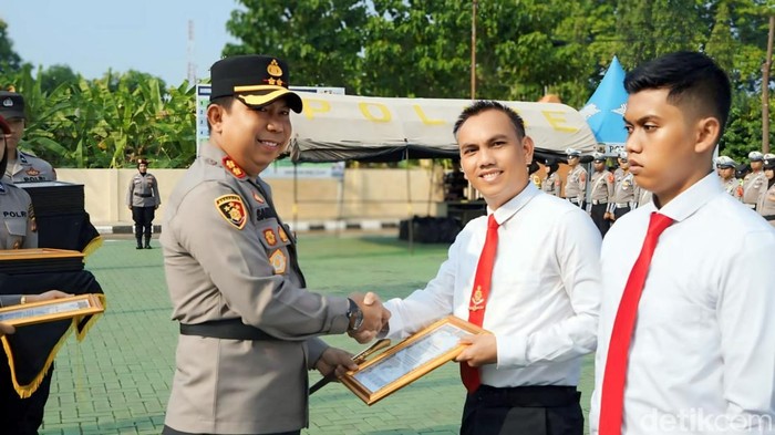 Sebanyak 24 orang personel Satuan Reserse dan Kriminal (Satreskrim) dan Polsek Cicurug, Resor Sukabumi diganjar penghargaan oleh Kapolres Sukabumi, AKBP Samian
