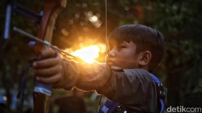 Sejumlah warga dari komunitas JIC Archery latihan memanah di kawasan Jakarta Islamic Centre, Koja, Jakarta Utara, Selasa (3/9/2024).
