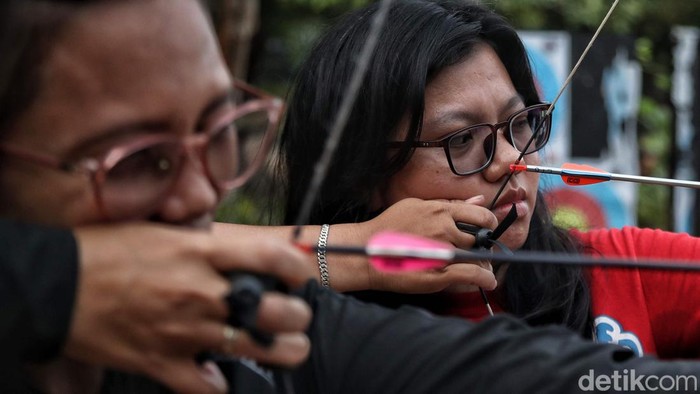 Sejumlah warga dari komunitas JIC Archery latihan memanah di kawasan Jakarta Islamic Centre, Koja, Jakarta Utara, Selasa (3/9/2024).