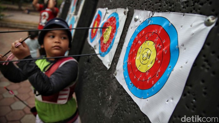 Sejumlah warga dari komunitas JIC Archery latihan memanah di kawasan Jakarta Islamic Centre, Koja, Jakarta Utara, Selasa (3/9/2024).