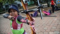 Selain orang dewasa, anak-anak juga mengikuti sesi latihan memanah.