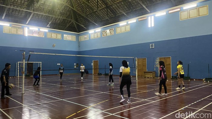 Sesi latihan tim voli putri Jogja jelang PON 2024 di GOR Bukulutangkis UNY, Rabu (3/9/2024).