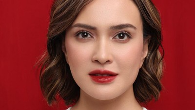 7 Foto KTP Seleb Ini Cantik & Totalitas Abis, Ada yang Sampai Sewa MUA