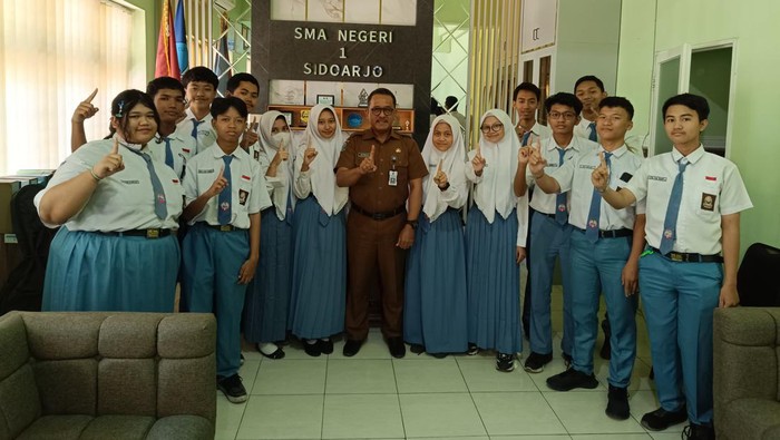 Siswa SMAN 1 Sidoarjo borong medali emas di kompetisi sains internasional.