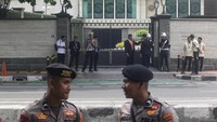 Pasukan pengamanan tampak berjaga di sekitar Kedubes Vatikan, Jakarta, Selasa (3/9/2024). Hal ini dalam rangka menyambut kedatangan Paus Fransiskus ke Indonesia.