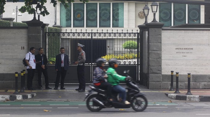 Situasi Terkini Jelang Kedatangan Paus di Depan Kedubes Vatikan Paus Fransiskus telah tiba di Indonesia, Selasa (3/9/2024). Begini suasana Kedubes Vatikan jelang kedatangan Pemimpin tertinggi Gereja Katolik sedunia tersebut.