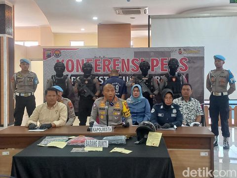 Kapolresta Solo Kombes Iwan Saktiadi, dan tersangka KDRT, AS, saat konferensi pers di Mapolresta Solo, Selasa (3/9/2024).