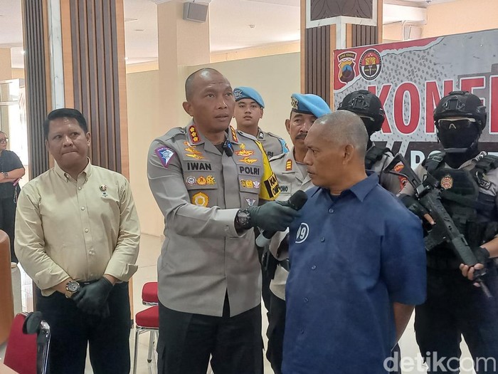 Kapolresta Solo Kombes Iwan Saktiadi, dan tersangka KDRT, AS, saat konferensi pers di Mapolresta Solo, Selasa (3/9/2024).