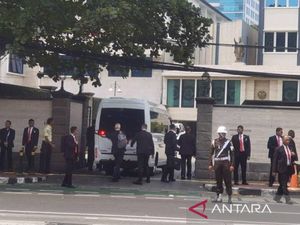 Paus Fransiskus Lambaikan Tangan di Bundaran HI, Disambut Warga di Kedubes