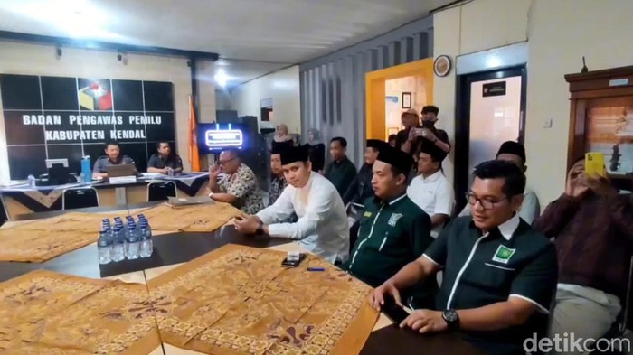 Suasana di kantor Bawaslu Kendal saat petugas menerima kedatangan rombongan paslon Dico-Ali, Selasa (3/9/2024).
