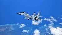 Skadron Udara 11 Wing Udara 5 Lanud Sultan Hasanuddin mengerahkan dua jet tempur Sukhoi dalam pengamanan tersebut.  