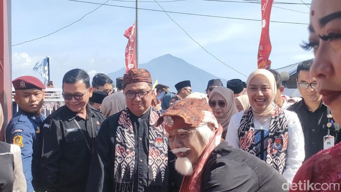 Syakur-Putri maju di Pilbup Garut 2024 tercatat usai keduanya mendaftar sebagai Paslon Bupati dan Wakil Bupati Garut ke Komisi Pemilihan Umum (KPU) pada Rabu, 28 Agustus 2024 siang lalu.