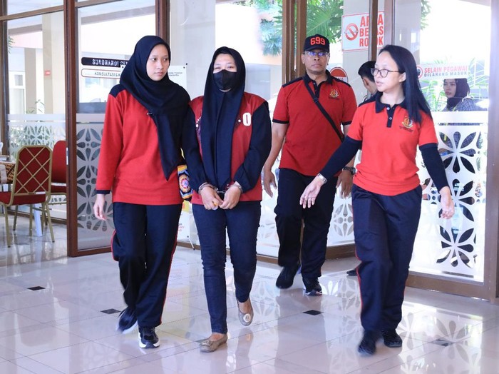 Tersangka DP (tengah) saat digelandang di Kantor Kejati DIY, Senin (2/9/2024).