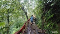 Jembatan kayu ikonik bernama Jembatan Romantis, jadi spot foto favorit wisatawan.