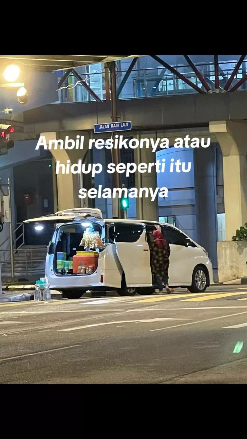 Viral! Wanita Ini Buka Toko Kelontong di Bagasi Mobil Mewah