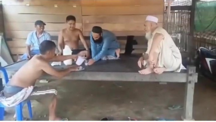 Viral warga suguhkan miras ballo kepada pendakwah asal Pakistan di Pinrang.