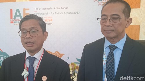 Wamenlu Pahala Nugraha Mansury dan Dirut PT Biofarma Shadiq Akasya memberikan keterangan pers di Nusa Dua, Badung, Bali, Selasa (3/9/2024). (Aryo Mahendro/detikBali)