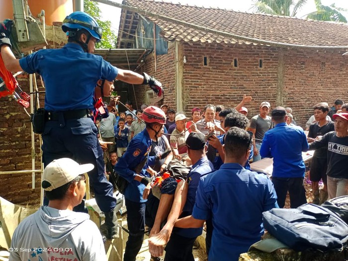 Evakuasi warga yang jatuh ke sumur di Desa Purwonegoro Kecamatan Purwanegara, Banjarnegara, Selasa (3/9/2024).