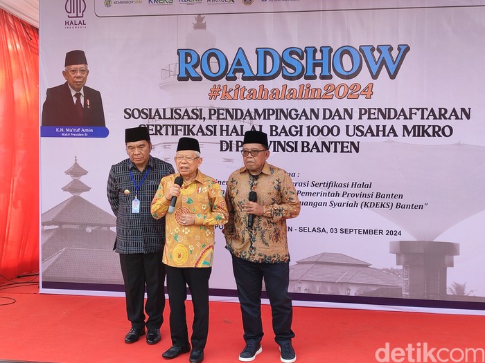 Wapres RI, KH Maruf Amin, berdiri di tengah. (Bahtir Rifai/detikcom)