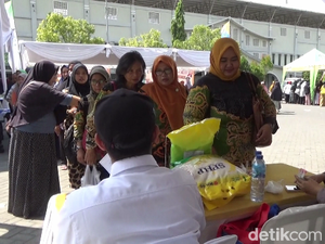 Warga dan ASN Serbu Pasar Sembako Murah di Lumajang