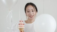 Saat hari ulang tahunnya, Celine bikin kreasi Birthday Cone dan berpose dengannya. Tampak cone es krim itu diberi topping kue ulang tahun mini warna pink dan berhias cherry merah. Foto: Instagram celineyrs