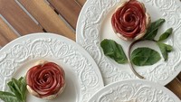 Super estetik! Celine membuat apple pie mini dengan motif kelopak mawar yang cantik ini. Tampilannya makin realistis dengan batang dan daunnya. Foto: Instagram celineyrs