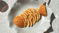 Kelihatan seperti ikan utuh, food art ini sejatinya adalah susunan jeruk berwarna oranye terang. Foto: Instagram celineyrs