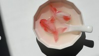 Celine Rousseau, sosok di balik akun Instagram celineyrs. Ia kerap memamerkan food art atau seni makanan buatannya, termasuk dumpling bentuk ikan di kuah bening yang terlihat seolah kolam ikan ini. Foto: Instagram celineyrs
