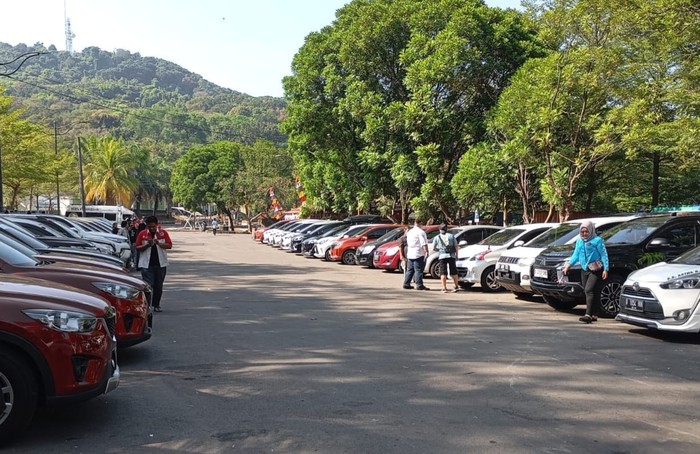 17 komunitas mobil bersama-sama merayakan hari kemerdekaan.