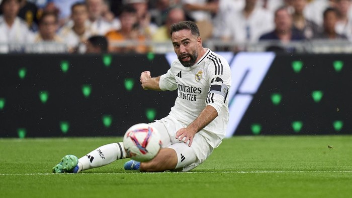 MADRID, SPAIN - AUGUST 25: Dani carvajal of Real Madrid CF  pa during the La Liga match between Real Madrid CF and Real Valladolid CF at Estadio Santiago Bernabeu on August 25, 2024 in Madrid, Spain. (Photo by Diego Souto/Getty Images)