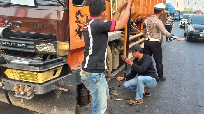 Ban Pecah Truk Sebabkan Kemacetan di Tol JORR Arah Fatmawati, Jakarta Selatan