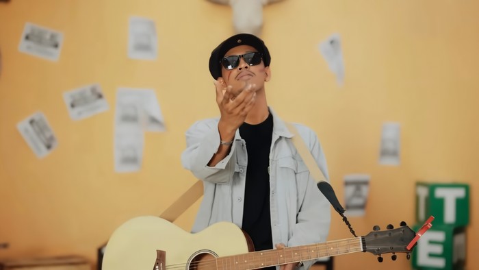 Tangkapan layar video klip lagu All In For You Aftershine