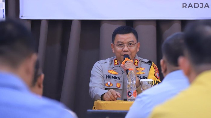 AKBP Henky saat diskusi dengan seluruh bapaslon