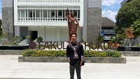 Inilah Alfin Dwi Novemyanto, mahasiswa LPDP S2 hukum di Universitas Gadjah Mada (UGM) yang ibunya merupakan seorang pengumpul rongsokan. Sebelumnya, Alfin lulus sarjana dari Universitas Terbuka (UT). Foto: Dok. Pribadi Alfin Dwi Novemyanto