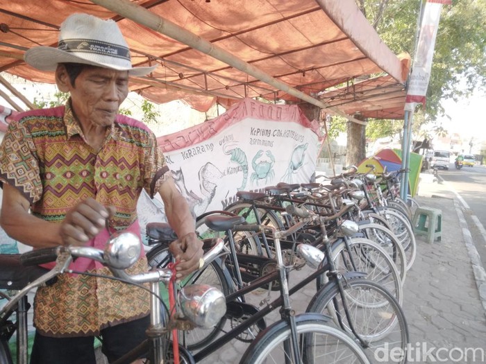 Amin bersama sepeda antik yang dijualnya