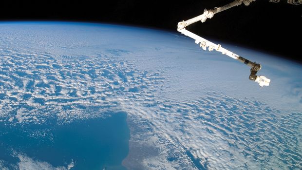 Awak Ekspedisi 11 di stasiun luar angkasa (termasuk kosmonot Sergei Krikalev) yang melenturkan Canadarm2 ketika terbang sekitar 362 kilometer (225 mil) di atas Tanjung Horn.