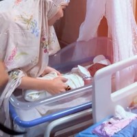 Sudah seperti anak sendiri, Ayu Ting Ting tampak begitu dekat dengan baby Zoltan. Pedangdut 32 tahun itu juga hadir di rumah sakit saat hari kelahiran baby Zoltan. Foto: Instagram/@ayutingting92