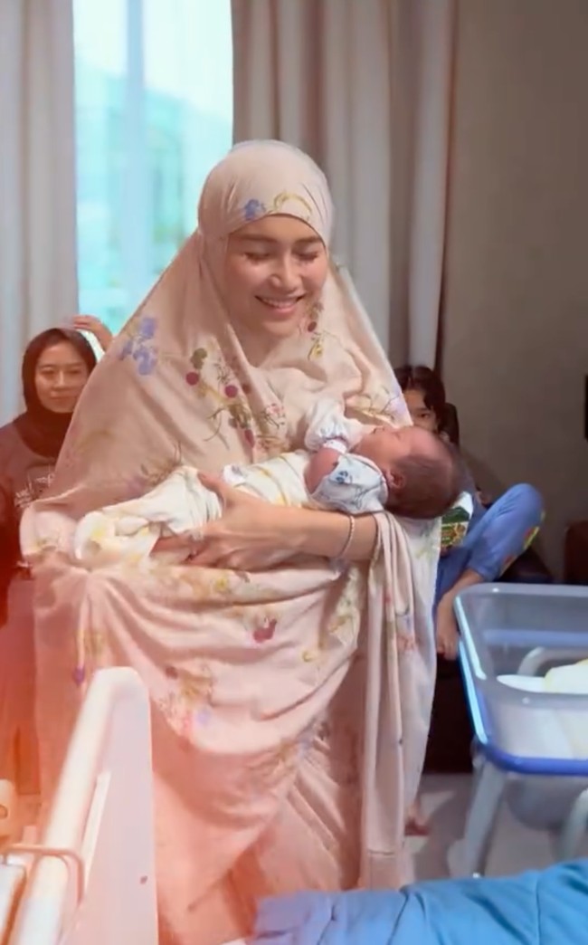 Potret Ayu saat menggendong baby Zoltan yang kala itu baru terlahir ke dunia. Terlihat ibu Bilqis yang begitu bahagia menyambut kehadiran baby Zoltan. Foto: Instagram/@ayutingting92