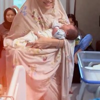 Potret Ayu saat menggendong baby Zoltan yang kala itu baru terlahir ke dunia. Terlihat ibu Bilqis yang begitu bahagia menyambut kehadiran baby Zoltan. Foto: Instagram/@ayutingting92