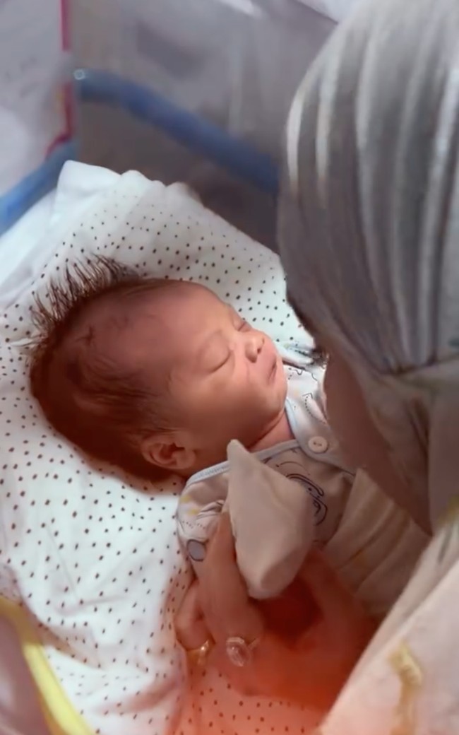 Baby Zoltan diketahui lahir pada 7 Juli 2024 di Mayapada Hospital Lebak Bulus. Bayi laki-laki tersebut lahir dengan sehat pada pukul 07.31 pagi. Foto: Instagram/@ayutingting92