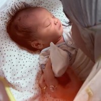 Baby Zoltan diketahui lahir pada 7 Juli 2024 di Mayapada Hospital Lebak Bulus. Bayi laki-laki tersebut lahir dengan sehat pada pukul 07.31 pagi. Foto: Instagram/@ayutingting92