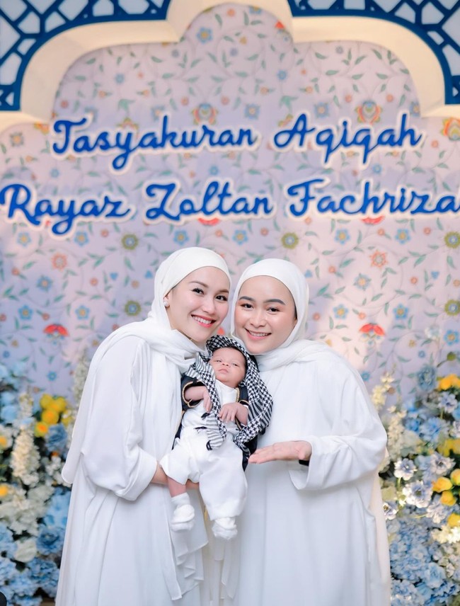 Pada awal Agustus, Ayu dan keluarganya juga sempat membuat acara perayaan tasyakuran aqiqah baby Zoltan. Terlihat baby Zoltan yang menggemaskan berpose di antara Ayu dan ibunya, Syifa. Foto: Instagram/@ayutingting92