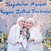 Pada awal Agustus, Ayu dan keluarganya juga sempat membuat acara perayaan tasyakuran aqiqah baby Zoltan. Terlihat baby Zoltan yang menggemaskan berpose di antara Ayu dan ibunya, Syifa. Foto: Instagram/@ayutingting92