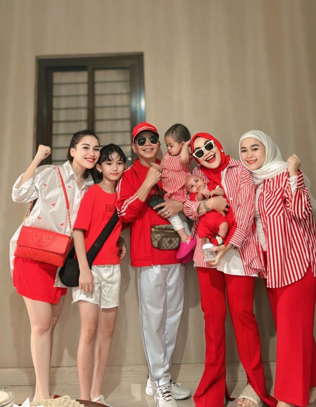 Ayu bersama keluarganya juga masih sempat berkumpul bersama baby Zoltan pada momen perayaan 17 Agustusan lalu. Dalam foto terlihat seluruh anggota keluarga yang kompak mengenakan busana berwarna merah dan putih. Foto: Instagram/@ayutingting92