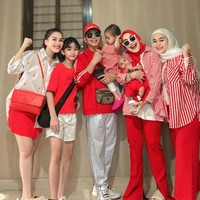 Ayu bersama keluarganya juga masih sempat berkumpul bersama baby Zoltan pada momen perayaan 17 Agustusan lalu. Dalam foto terlihat seluruh anggota keluarga yang kompak mengenakan busana berwarna merah dan putih. Foto: Instagram/@ayutingting92