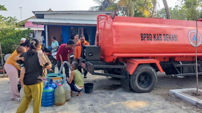 BPBD Kabupaten Bekasi mencatat ada 29 desa di 8 kecamatan di Kabupaten Bekasi mengalami kekeringan. BPBD menyalurkan ratusan ribu liter air bersih ke warga. (dok Situs Pemkab Bekasi)