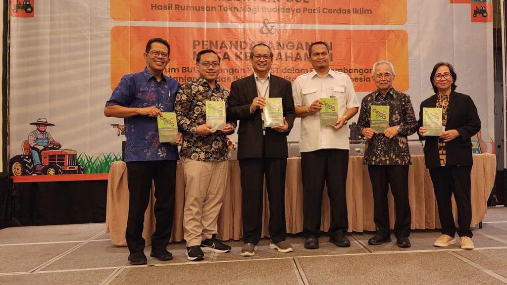 Buku Pertanian Cerdas Iklim Kupas Strategi Inovatif Hadapi Tantangan Bertani