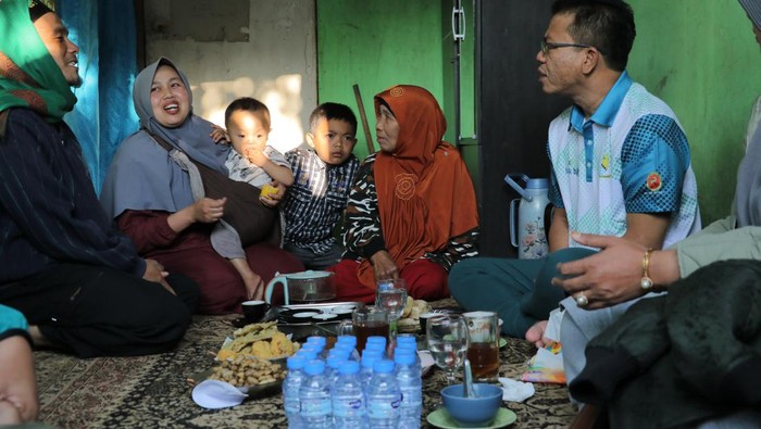 Bupati Bandung Dadang Supriatna menginap di kediaman warganya.