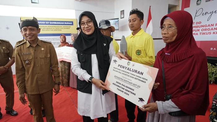 Bupati Ipuk salurkan bantuan infrastruktur air bersih